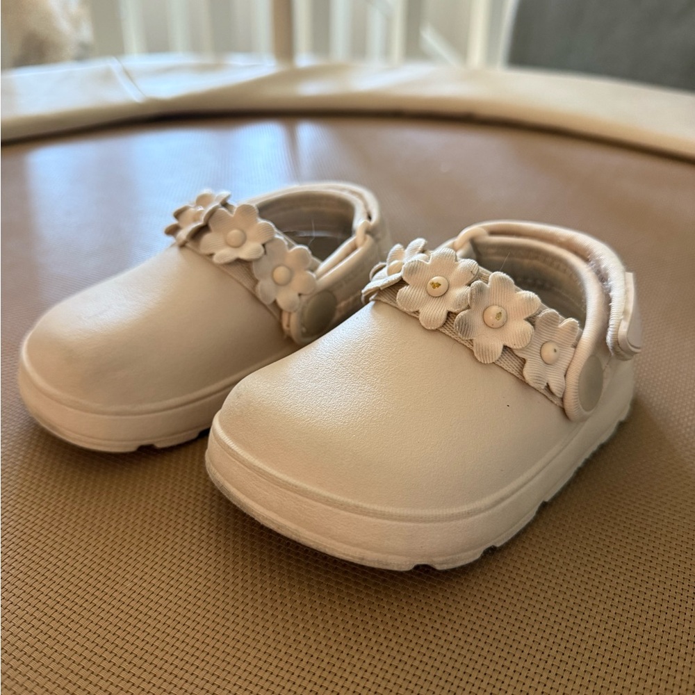 Zara Floral Rubber Clog size 22 (toddler size 6) sold out fast!